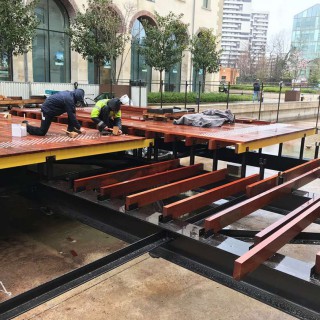 Construction de la passerelle-plateforme en bois
