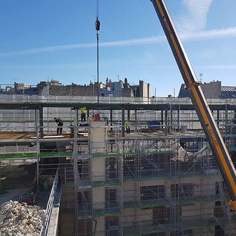 Préparation du chantier pour la surélévation d'un immeuble parisien